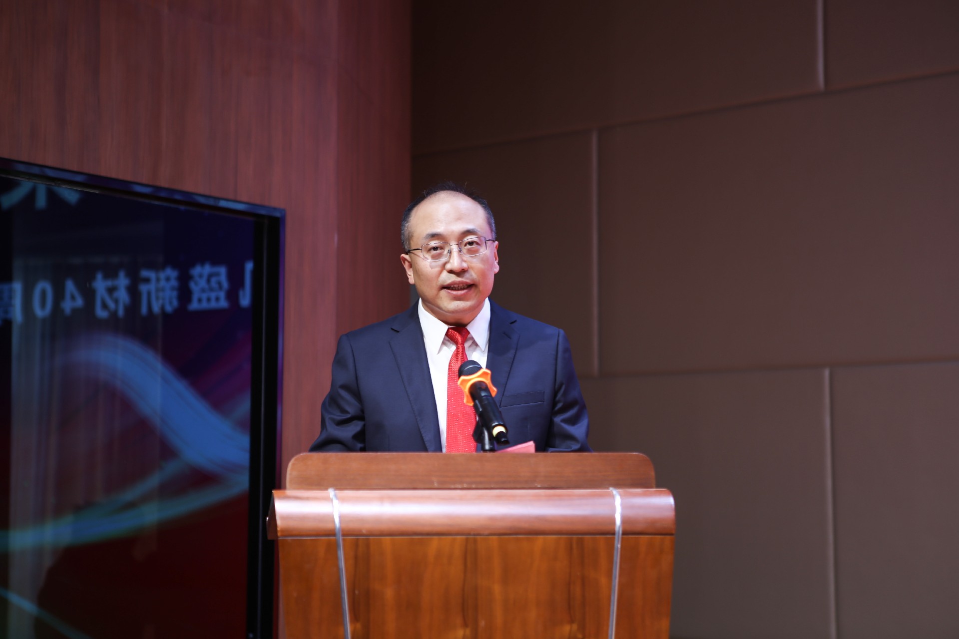 凝心聚力·风雨同舟 千赢国际新材40年周年庆及人物颁奖表彰大会圆满举行